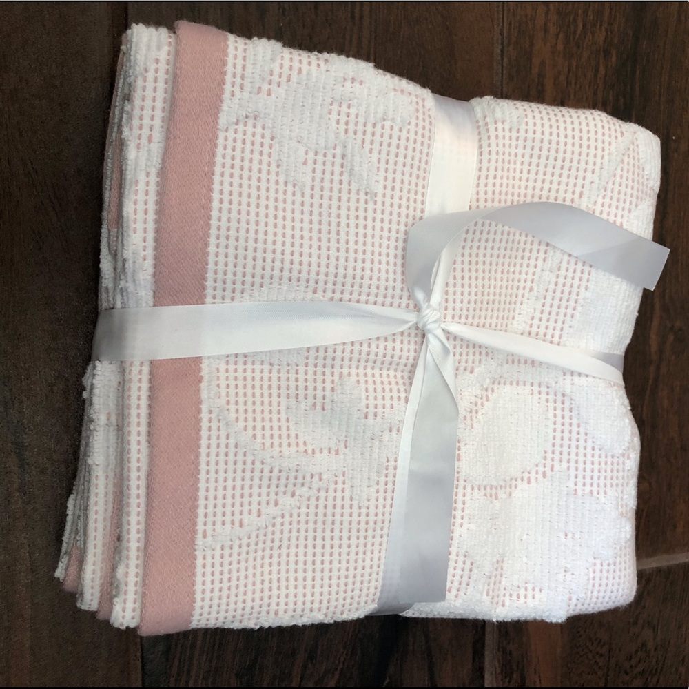 Modern Threads hand towels set NWT pink white